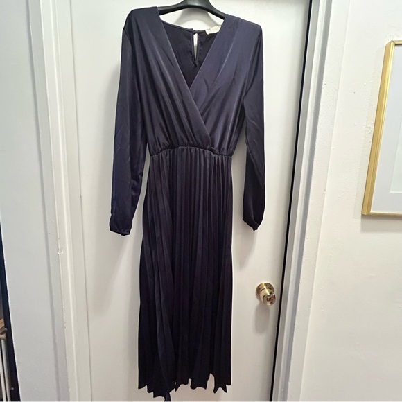 Garçonne Navy Satin Pleated Dress - Picture 6 of 6
